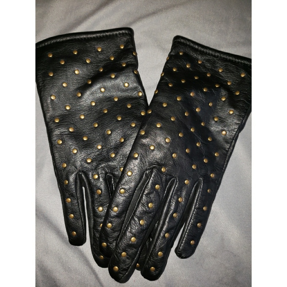 Goat leather studded gloves